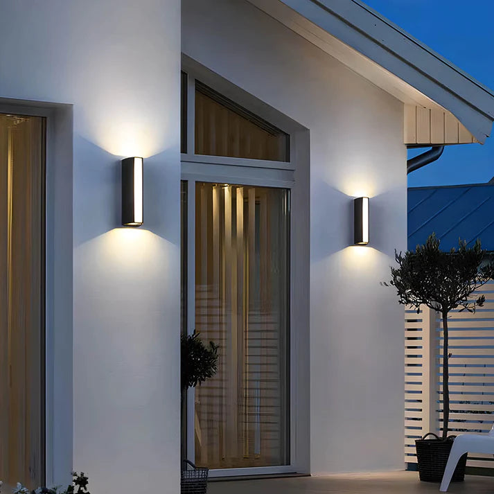 Luminária de parede externa moderna com iluminação bidirecional e design minimalista para ambientes sofisticados.