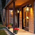 Luminária de parede externa vintage à prova d'água com acabamento refinado em metal, ideal para criar uma atmosfera elegante e aconchegante em ambientes externos.