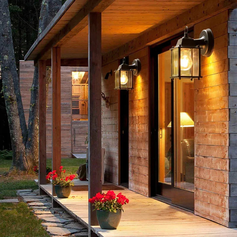 Luminária de parede externa vintage à prova d'água com acabamento refinado em metal, ideal para criar uma atmosfera elegante e aconchegante em ambientes externos.