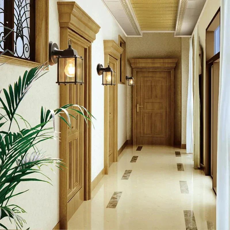 Luminária de parede externa vintage à prova d'água com acabamento refinado em metal, ideal para criar uma atmosfera elegante e aconchegante em ambientes externos.