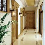 Luminária de parede externa vintage à prova d'água com acabamento refinado em metal, ideal para criar uma atmosfera elegante e aconchegante em ambientes externos.