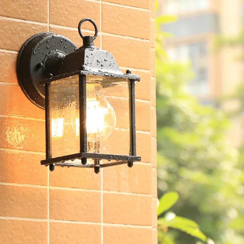 Luminária de parede externa vintage à prova d'água com acabamento refinado em metal, ideal para criar uma atmosfera elegante e aconchegante em ambientes externos.