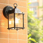 Luminária de parede externa vintage à prova d'água com acabamento refinado em metal, ideal para criar uma atmosfera elegante e aconchegante em ambientes externos.