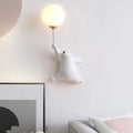 Luminária de parede infantil em formato lúdico com luz suave e design encantador de desenhos animados. Urso branco à direita