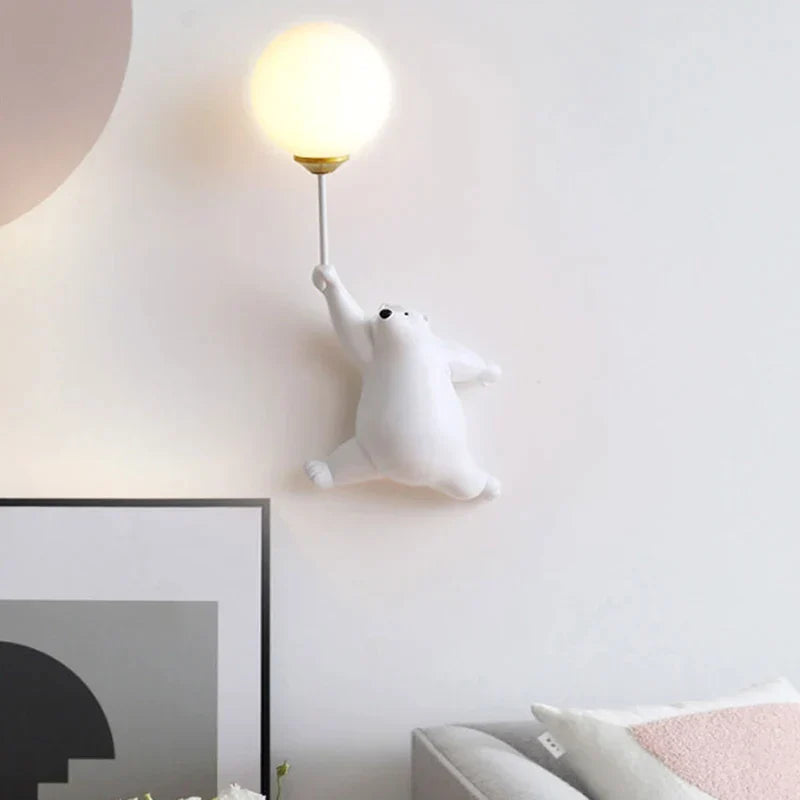 Luminária de parede infantil em formato lúdico com luz suave e design encantador de desenhos animados. Urso branco à direita
