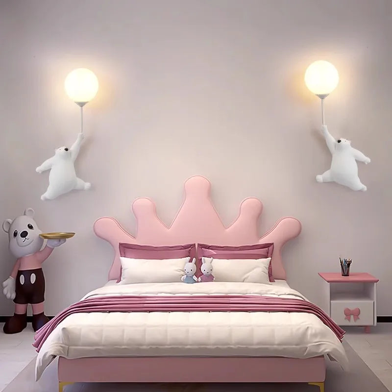 Luminária de parede infantil em formato lúdico com luz suave e design encantador de desenhos animados.