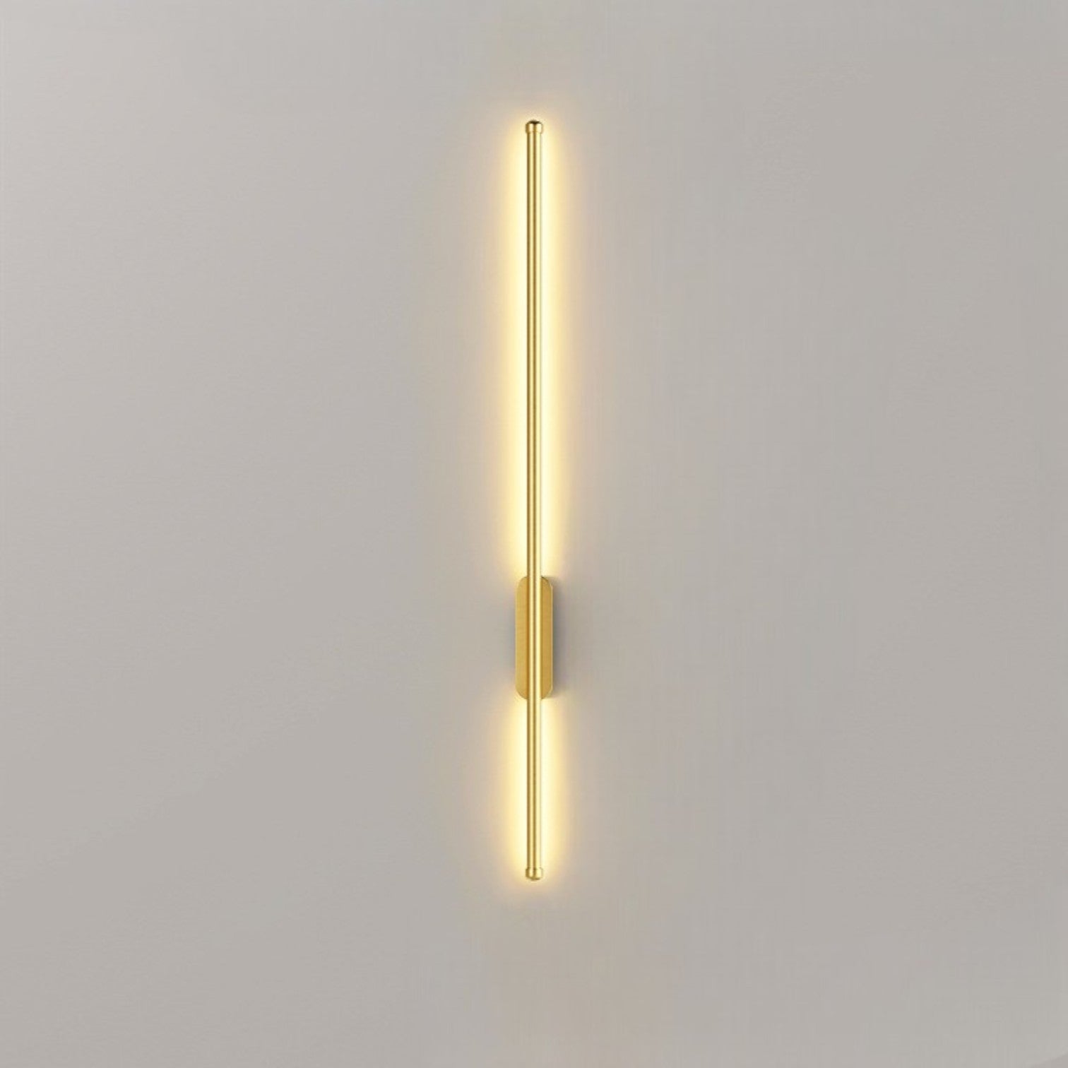 Luminária de parede linear com design atemporal e iluminação suave, ideal para interiores sofisticados. Dourado