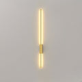 Luminária de parede linear com design atemporal e iluminação suave, ideal para interiores sofisticados. Dourado