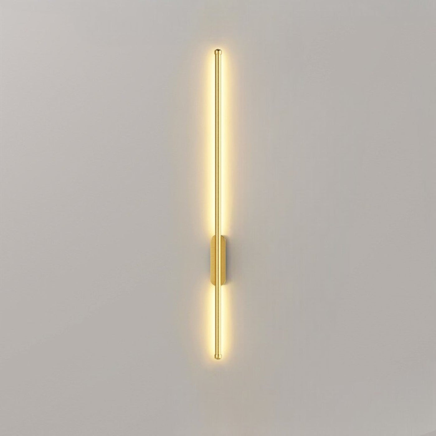 Luminária de parede linear com design atemporal e iluminação suave, ideal para interiores sofisticados. Dourado