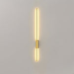 Luminária de parede linear com design atemporal e iluminação suave, ideal para interiores sofisticados. Dourado
