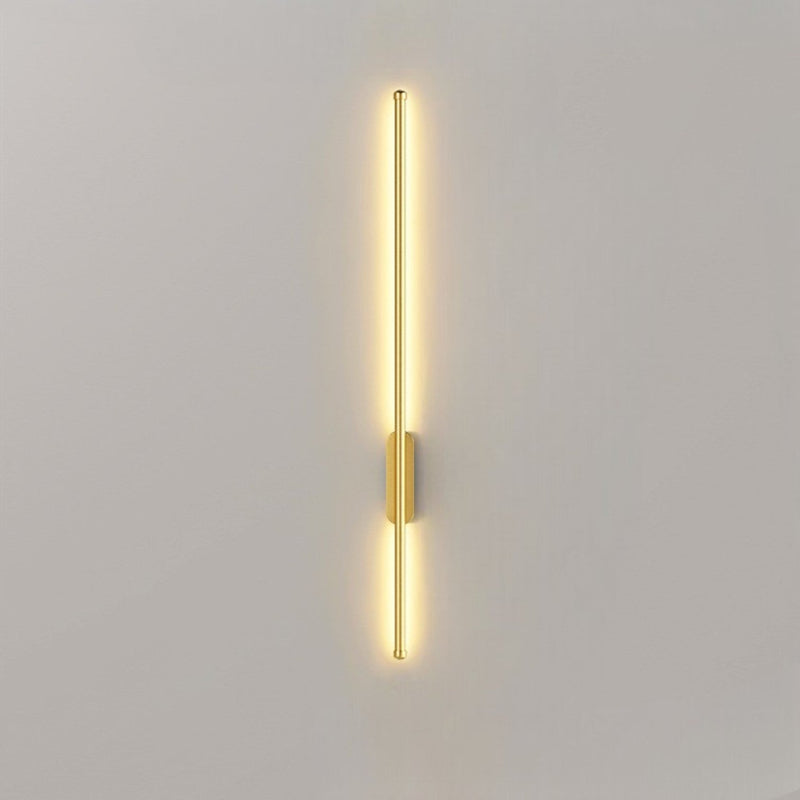 Luminária de parede linear com design atemporal e iluminação suave, ideal para interiores sofisticados. Dourado
