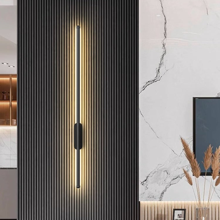 Luminária de parede linear com design atemporal e iluminação suave, ideal para interiores sofisticados. Preto