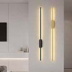 Luminária de parede linear com design atemporal e iluminação suave, ideal para interiores sofisticados.