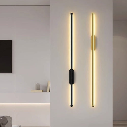 Luminária de parede linear com design atemporal e iluminação suave, ideal para interiores sofisticados.