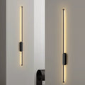 Luminária de parede linear com design atemporal e iluminação suave, ideal para interiores sofisticados.