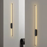 Luminária de parede linear com design atemporal e iluminação suave, ideal para interiores sofisticados.