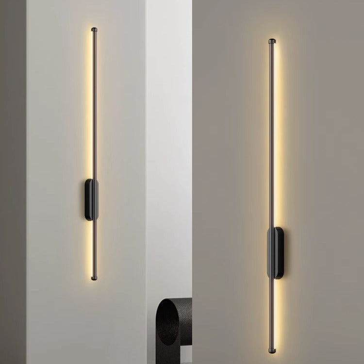 Luminária de parede linear com design atemporal e iluminação suave, ideal para interiores sofisticados.