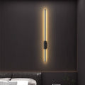 Luminária de parede linear com design atemporal e iluminação suave, ideal para interiores sofisticados.