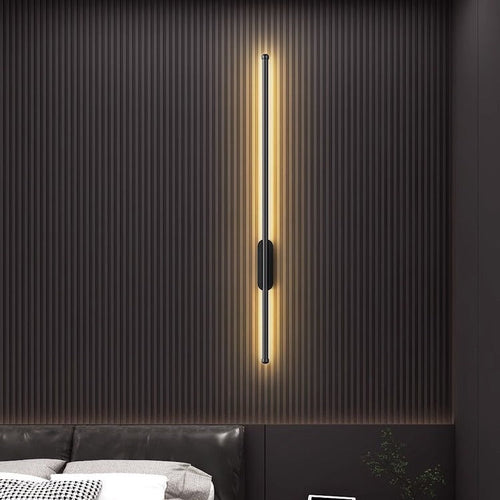 Luminária de parede linear com design atemporal e iluminação suave, ideal para interiores sofisticados.