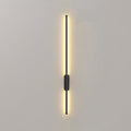 Luminária de parede linear com design atemporal e iluminação suave, ideal para interiores sofisticados.