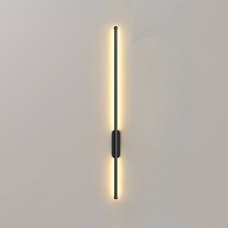 Luminária de parede linear com design atemporal e iluminação suave, ideal para interiores sofisticados.