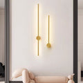 Luminária de parede linear com iluminação suave e design moderno e sofisticado, ideal para adicionar um toque de elegância atemporal à sua decoração. Dourado