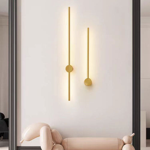 Luminária de parede linear com iluminação suave e design moderno e sofisticado, ideal para adicionar um toque de elegância atemporal à sua decoração. Dourado