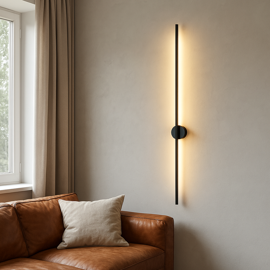 Luminária de parede linear com iluminação suave e design moderno e sofisticado, ideal para adicionar um toque de elegância atemporal à sua decoração.