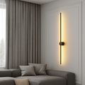 Luminária de parede linear com iluminação suave e design moderno e sofisticado, ideal para adicionar um toque de elegância atemporal à sua decoração.