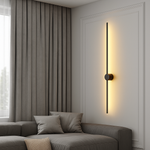 Luminária de parede linear com iluminação suave e design moderno e sofisticado, ideal para adicionar um toque de elegância atemporal à sua decoração.