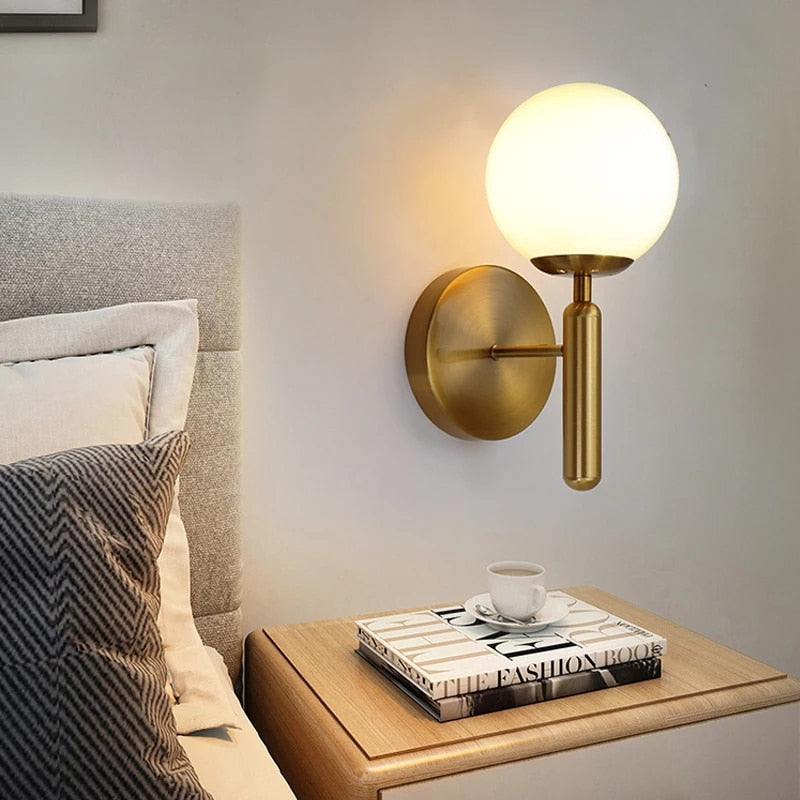 Luminária de parede minimalista em estilo escandinavo com iluminação suave e difusa para ambientes sofisticados.