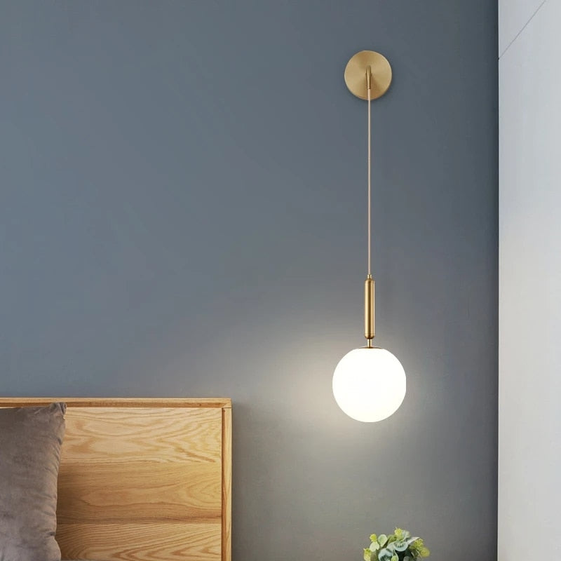 Luminária de parede minimalista em estilo escandinavo com iluminação suave e difusa para ambientes sofisticados.