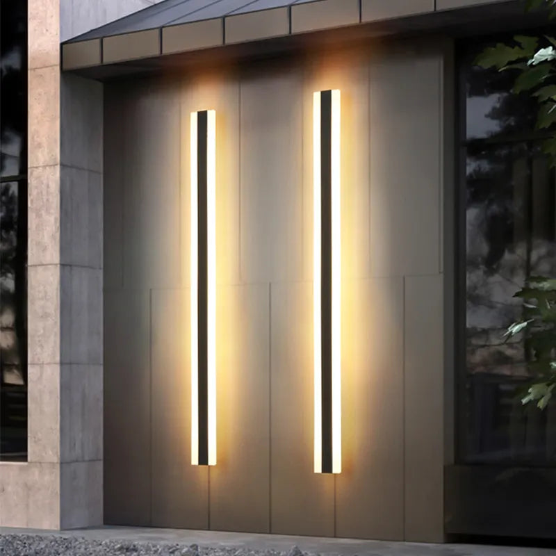 Luminária de parede moderna para exterior | Iluminação sofisticada e resistente às intempéries, com design contemporâneo e acabamento refinado.