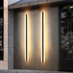 Luminária de parede moderna para exterior | Iluminação sofisticada e resistente às intempéries, com design contemporâneo e acabamento refinado.