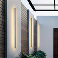 Luminária de parede moderna para exterior | Iluminação sofisticada e resistente às intempéries, com design contemporâneo e acabamento refinado.