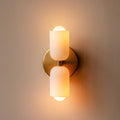 Luminária de parede nórdica de iluminação direcional, com design escandinavo sofisticado e acabamento refinado.