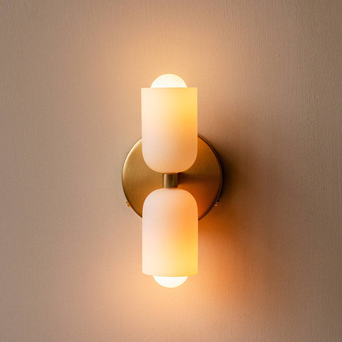 Luminária de parede nórdica de iluminação direcional, com design escandinavo sofisticado e acabamento refinado.