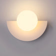 Luminária de parede nórdica minimalista com iluminação suave e design semicircular sofisticado.