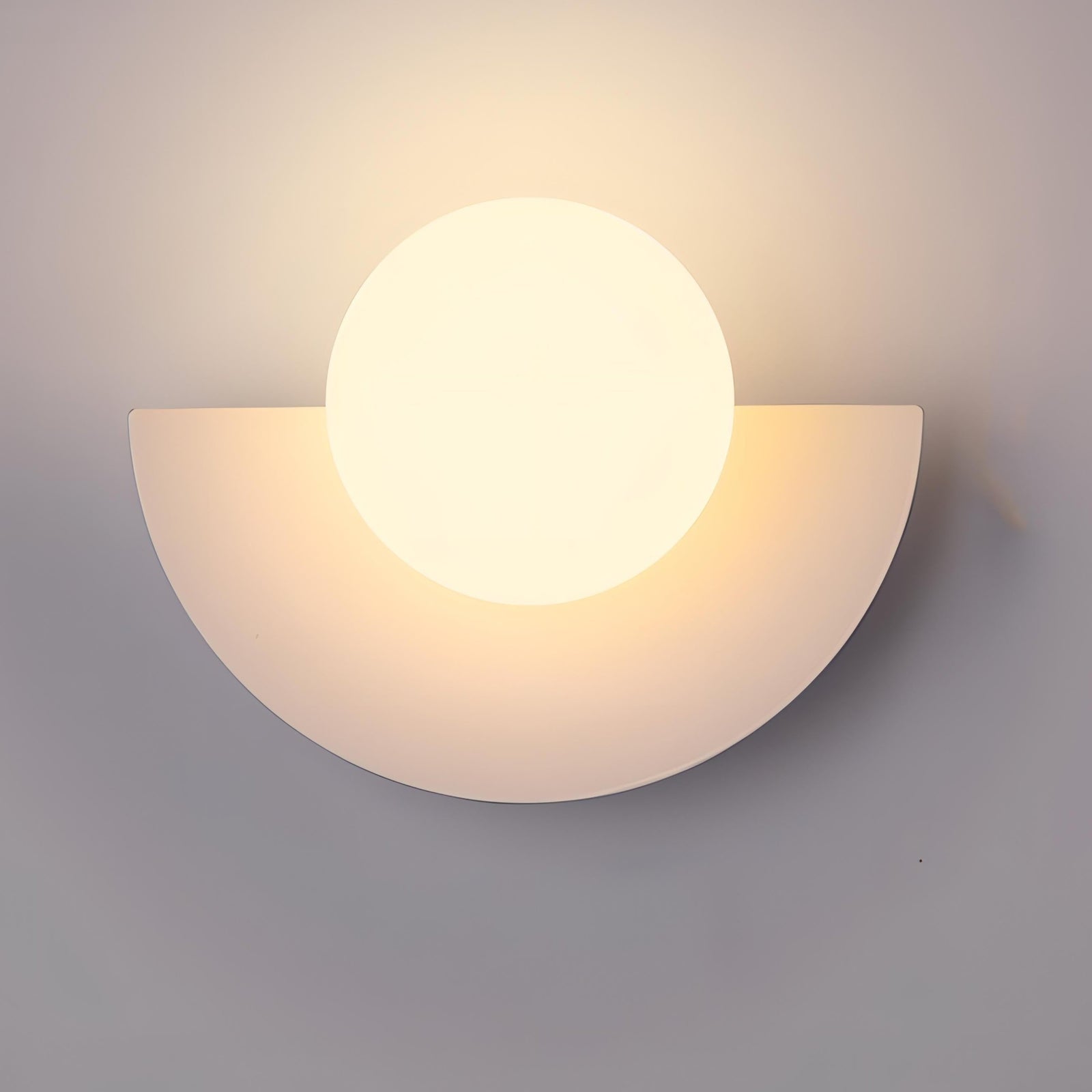 Luminária de parede nórdica minimalista com iluminação suave e design semicircular sofisticado.