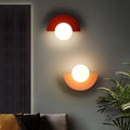 Luminária de parede nórdica minimalista com iluminação suave e design semicircular sofisticado.