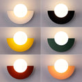 Luminária de parede nórdica minimalista com iluminação suave e design semicircular sofisticado.