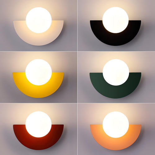Luminária de parede nórdica minimalista com iluminação suave e design semicircular sofisticado.