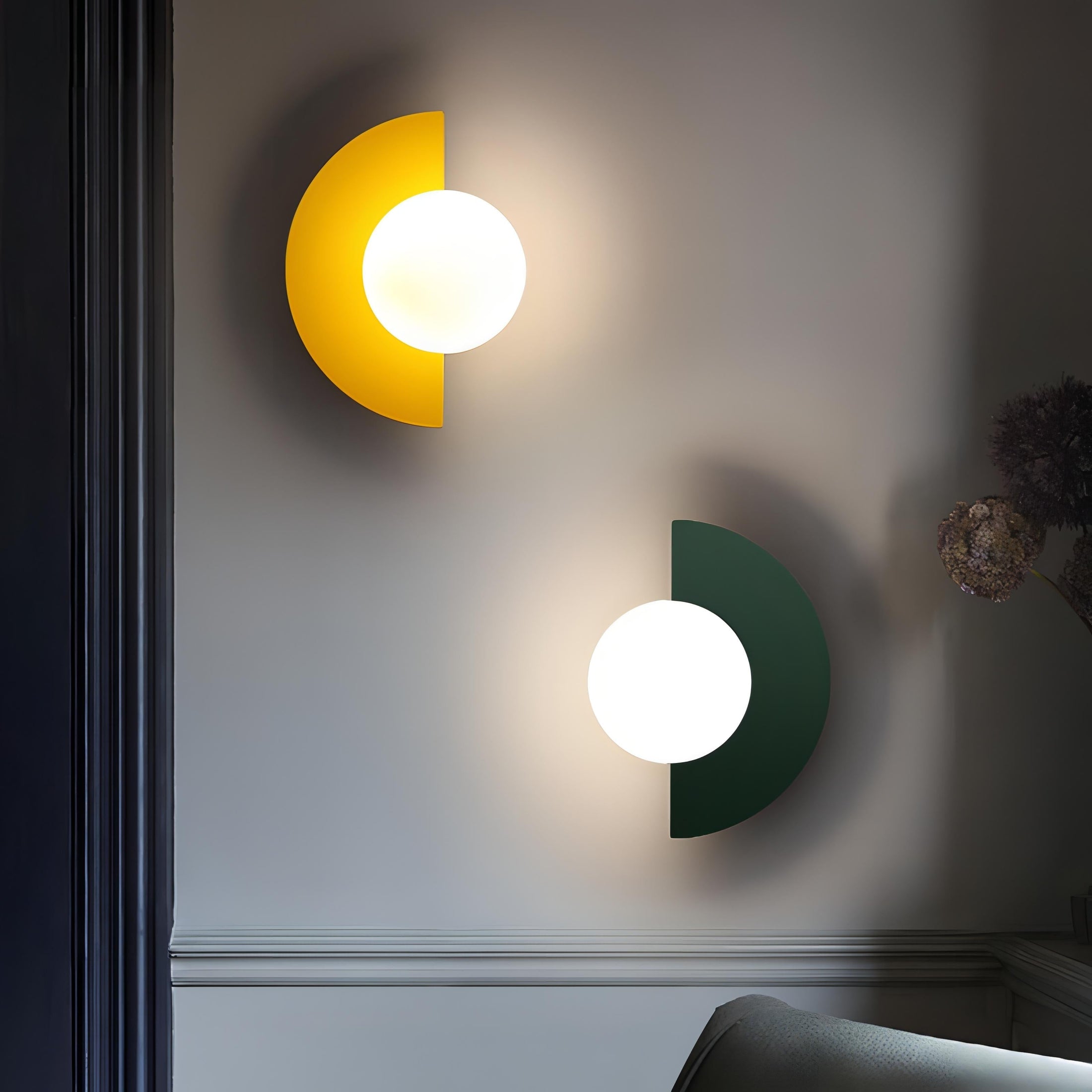 Luminária de parede nórdica minimalista com iluminação suave e design semicircular sofisticado.