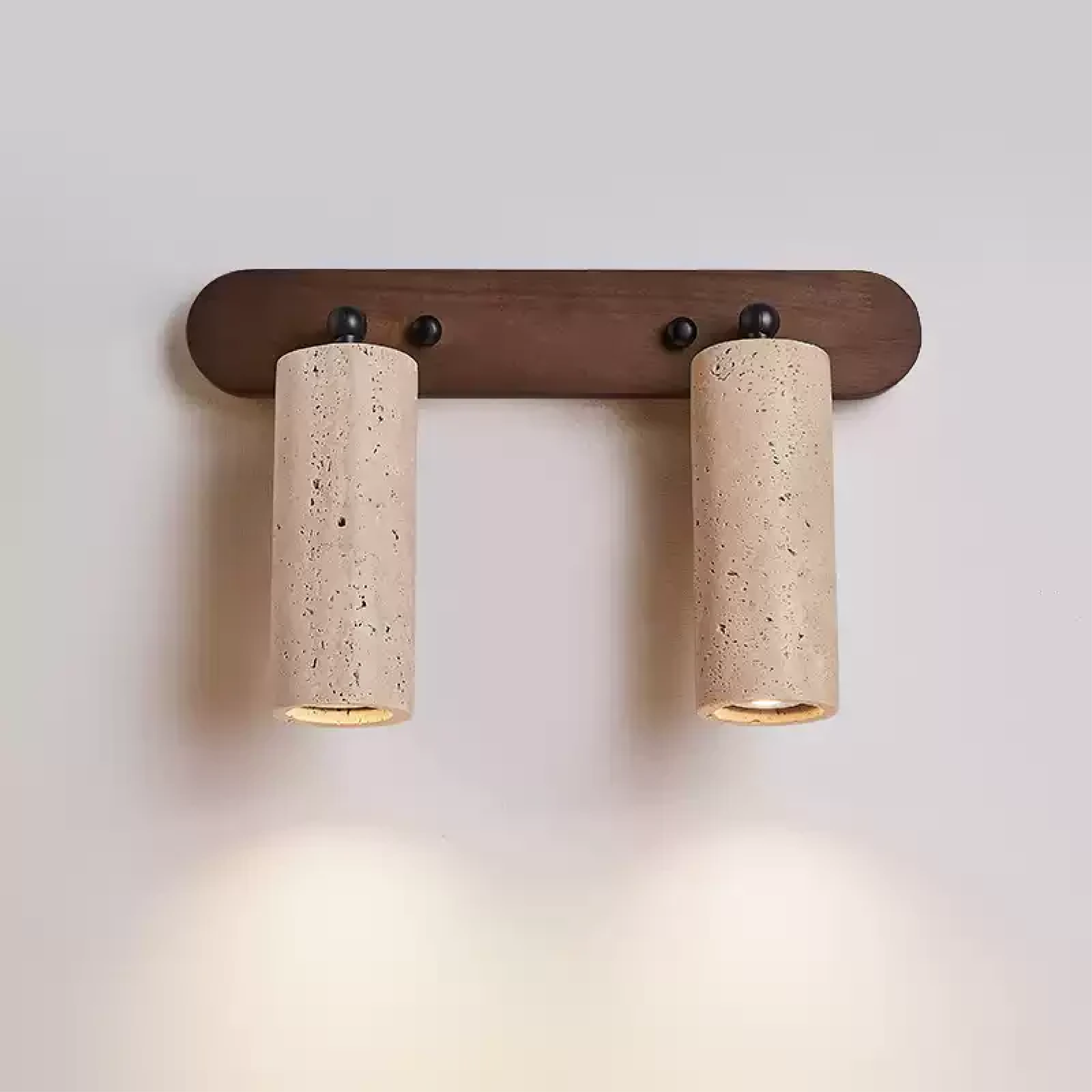Luminária de parede rotativa em travertino com iluminação suave e charme vintage.