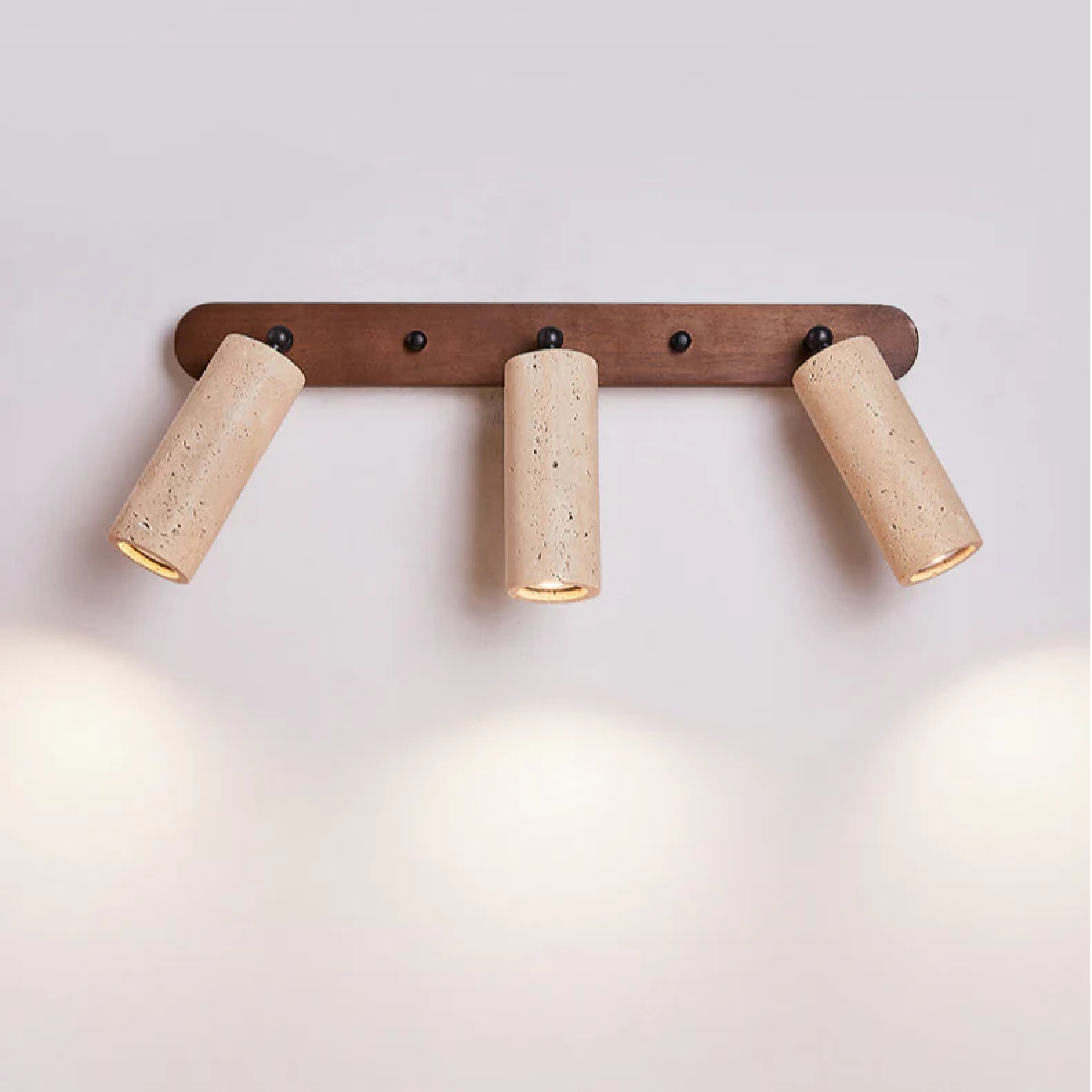 Luminária de parede rotativa em travertino com iluminação suave e charme vintage. Travertino + Noz 3 Cabeças