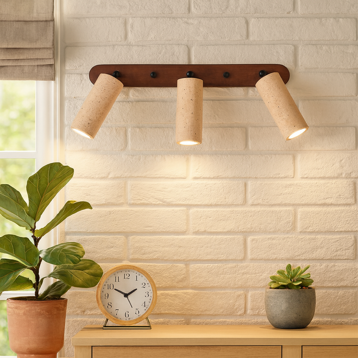 Luminária de parede rotativa em travertino com iluminação suave e charme vintage.