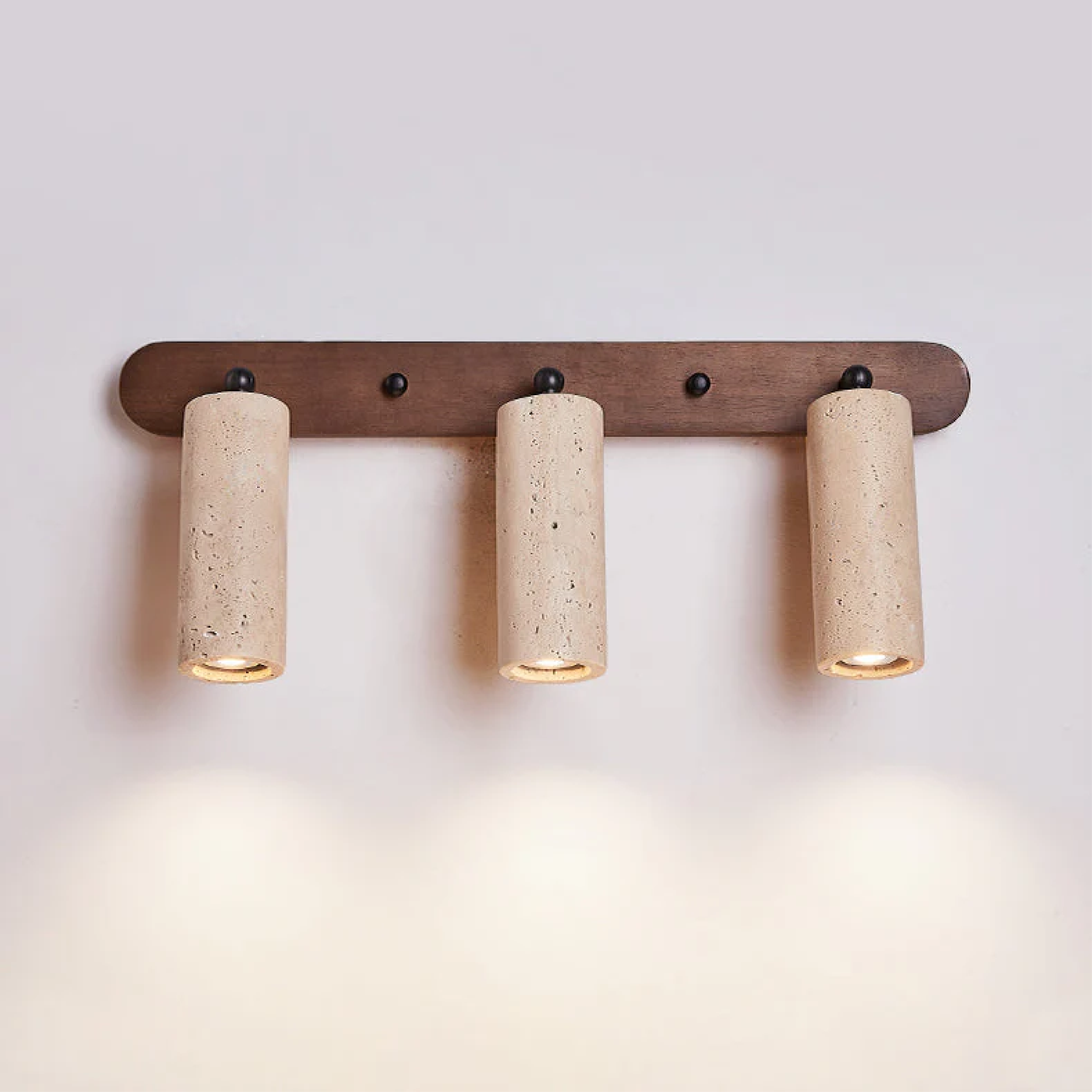 Luminária de parede rotativa em travertino com iluminação suave e charme vintage.