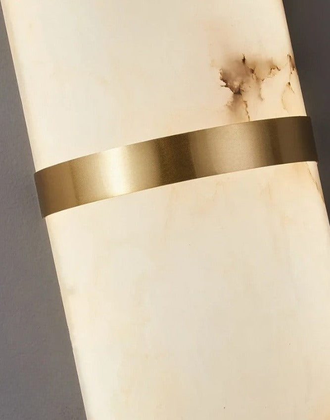 Luminária de parede sofisticada com design escandinavo em mármore e luz suave.