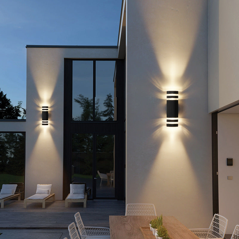 Luminária de parede sofisticada com iluminação direcionada em duas direções, ideal para um design minimalista e contemporâneo.