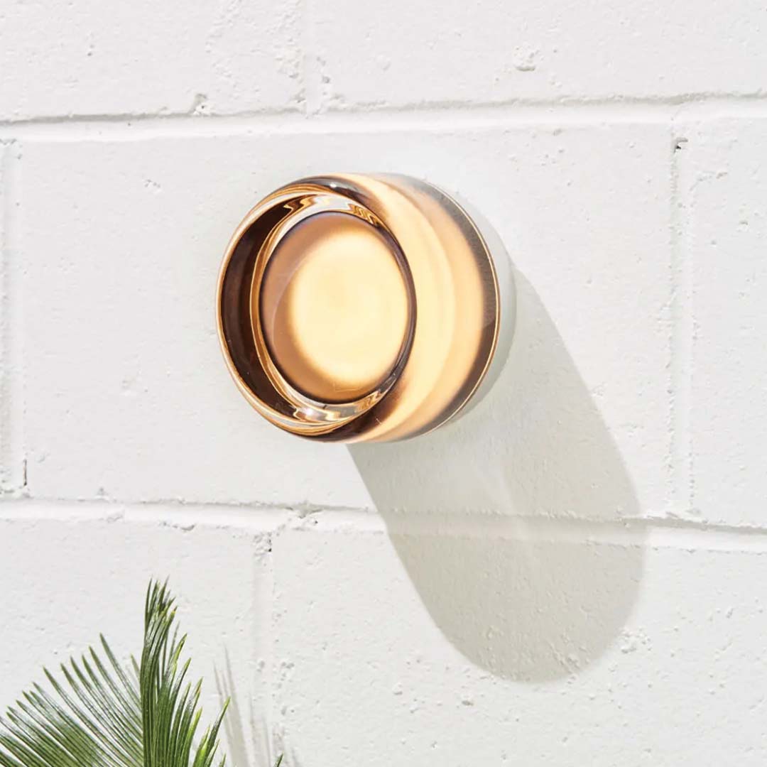 Luminária de parede sofisticada com iluminação suave e relevo artístico contemporâneo. Âmbar